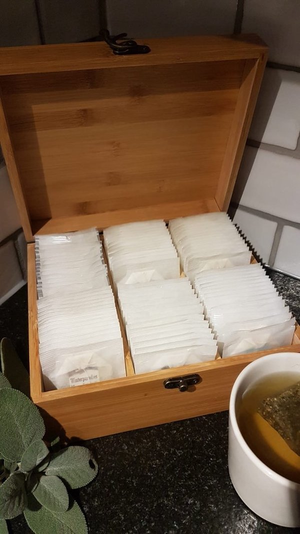 Dekorative Tee- Box aus Bambus befüllt mit 6 Sorten